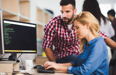 軟件開(kāi)發(fā)人員在項(xiàng)目上工作